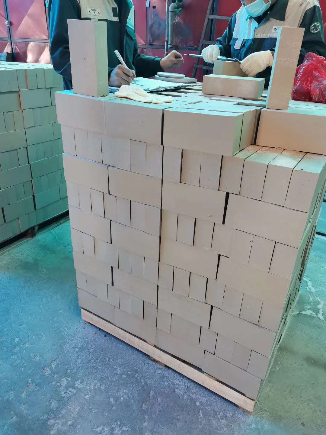 65厚耐酸磚今年處于一直是缺貨狀態(tài)，而且價格高，那么為什么會出現(xiàn)這種情況